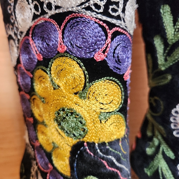 WOMEN'S SUZANI BLACK VELVET HAND EMBROIDERED STATEMENT KNEE BOOTS SIZE 8.5 / 39 - Picture 8 of 16